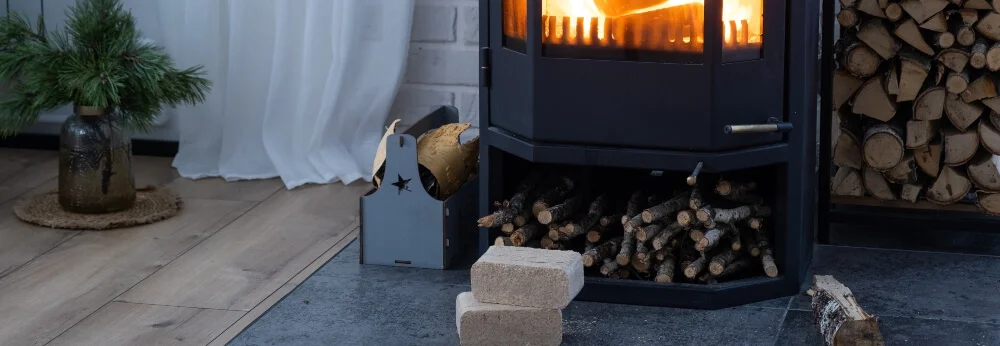 Ein brennender Kaminofen mit Brennholz